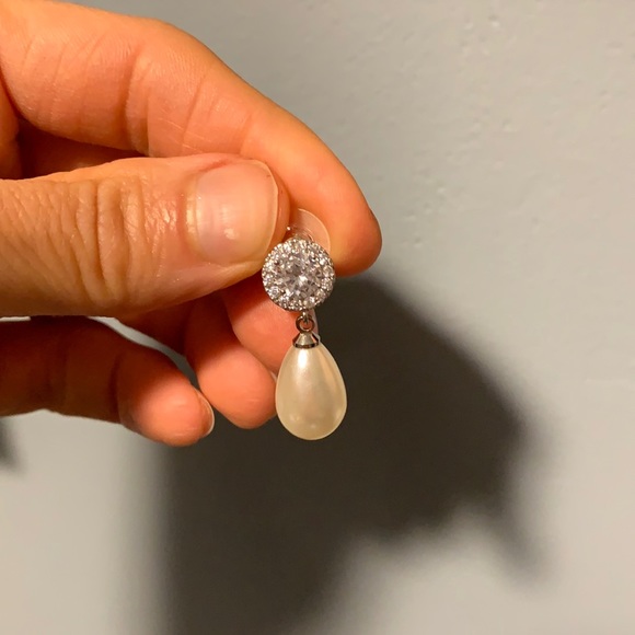 Brand new never worn Sweet V earrings - Picture 1 of 2